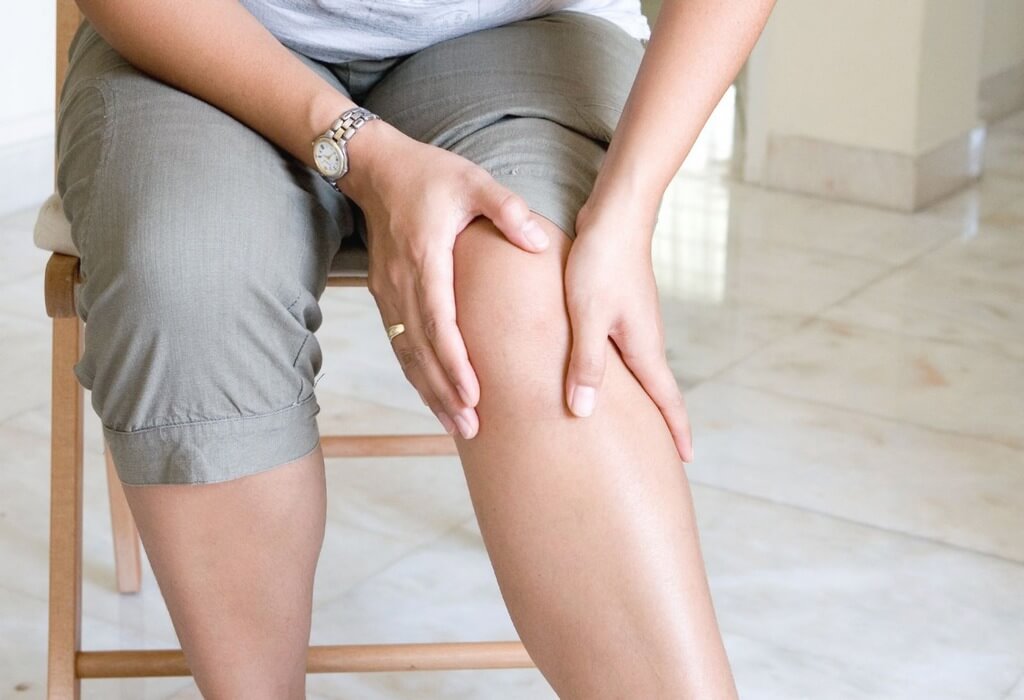Один из симптомов варикоза - отеки на ногах