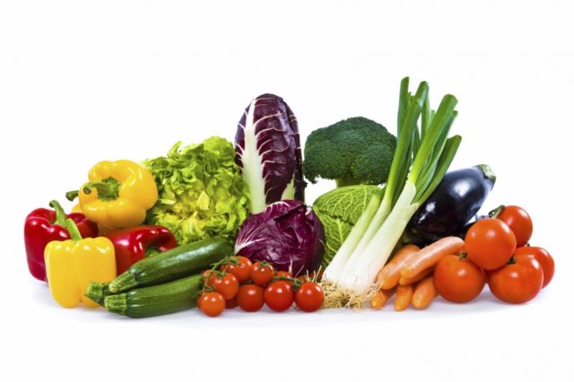 Предпочтение отдайте растительным жирам, овощам, фруктам, нежирному творогу, кефиру 