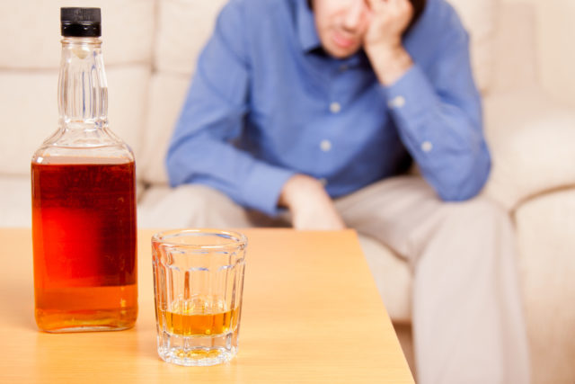 Крепкие напитки вроде водки и коньяка, и слабоалкогольное пиво в одинаковой степени негативно влияют на деятельность сердечно-сосудистой и нервной систем человека