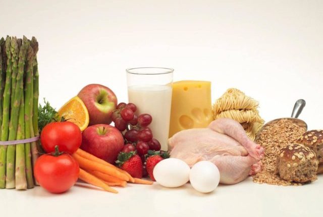 Для снижения уровня холестерина в крови рекомендуется исключить жирные белковые продукты из рациона. Ограничение соли снижает риск гипертонии