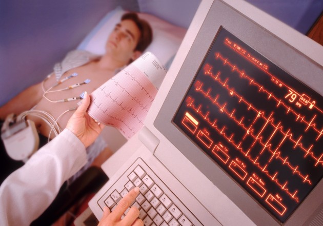 Кардиомониторное наблюдение в палате со звуковым сигналом тревоги позволяет быстро реагировать на изменения сердечных сокращений