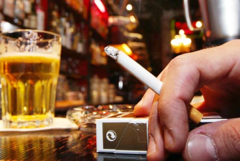 Злоупотребление сигаретами и спиртным 