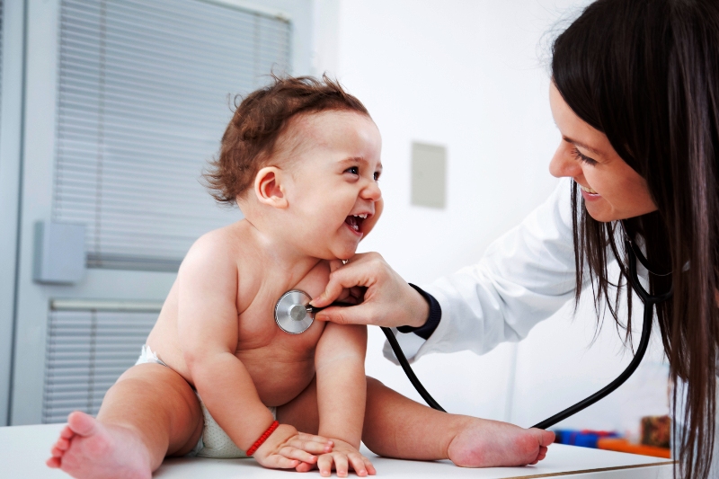 Малыш на осмотре у врача 