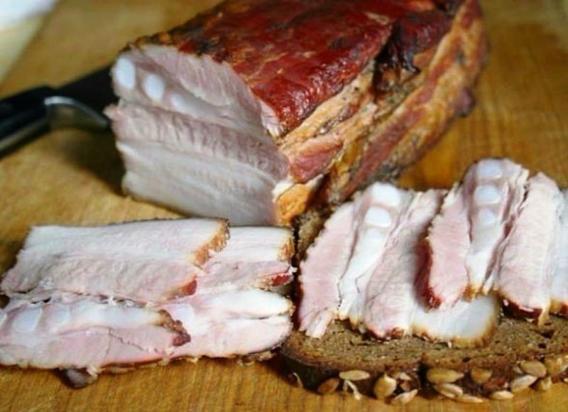 Свиное сало можно есть в исключительно редких случаях и в малых количествах 